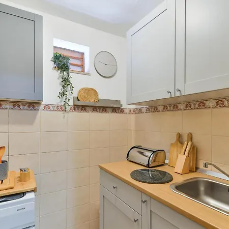 Beautiful In With Kitchen Apartment