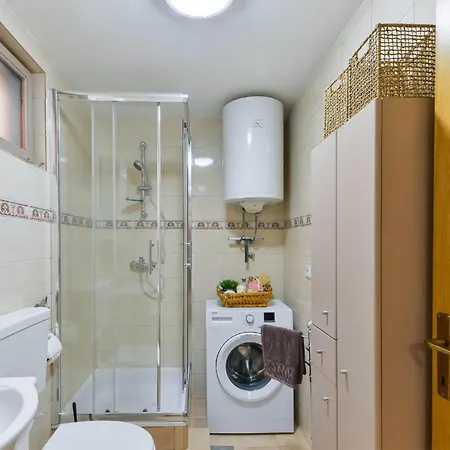 Beautiful In With Kitchen דירה